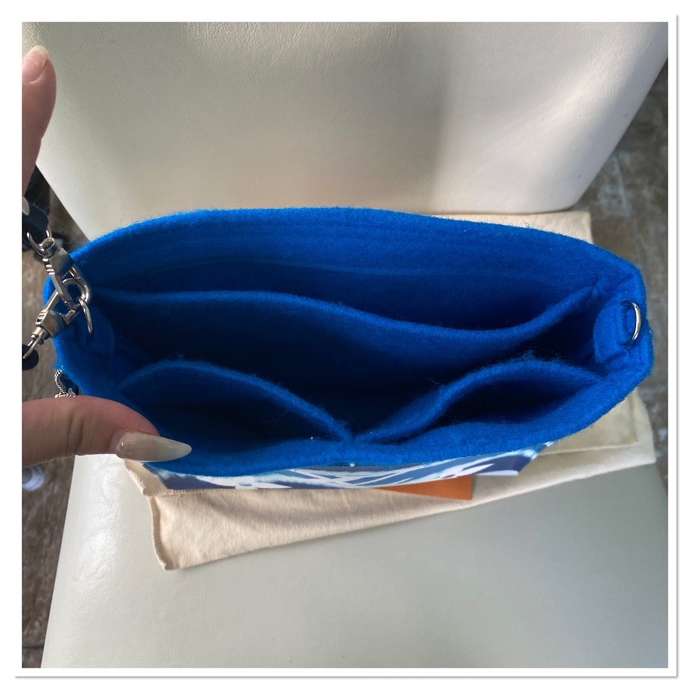 💙🦋 Louis Vuitton Limited Edition Summer Escale Toiletry 26 - Picture 9 of 11